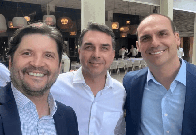 Imagem da noticia Bolsonaro diz que seu nome para o Senado era Mello Araújo e se irrita com André do Prado