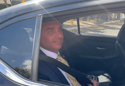 Flávio Bolsonaro visita o pai após autorização de Moraes