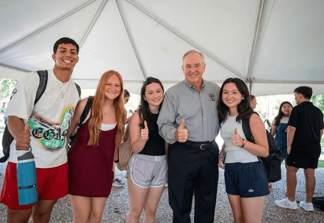 Imagem da noticia Reitor de universidade do Texas é demitido por tolerar 'doutrinação transgênero'