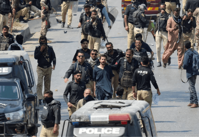 Imagem da noticia Nove morrem em protestos no Paquistão após morte de Khamenei