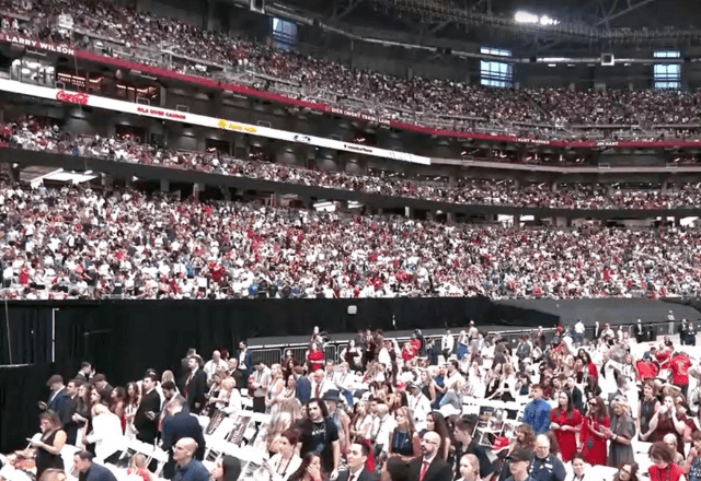 Imagem da noticia Mais de 100 mil se reúnem em estádio para participar de funeral de Charlie Kirk nos EUA