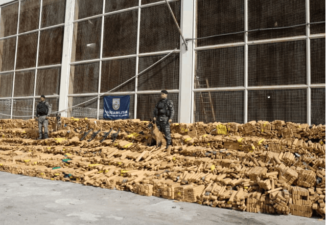 Imagem da noticia Quase 50 toneladas de maconha são apreendidas no Complexo da Maré, no Rio