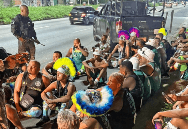 Imagem da noticia Polícia encontra armas em ônibus com foliões no Rio