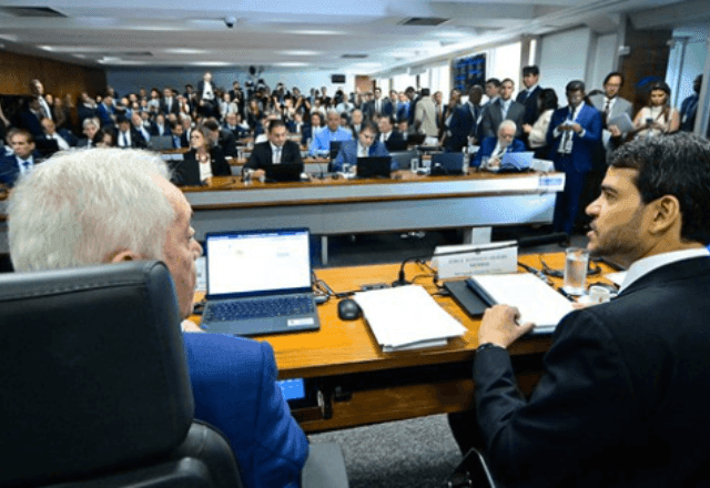 Imagem da noticia Pastores evangélicos marcam presença em sabatina de Jorge Messias, após culto com André Mendonça