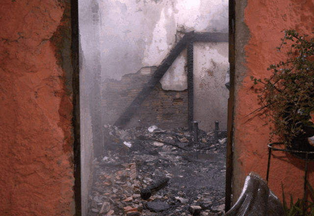 Imagem da noticia Incêndio destrói casa e deixa mulher ferida em Porto Alegre