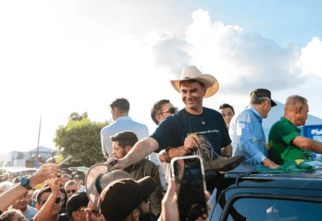 Imagem da noticia Flávio Bolsonaro diz que agro é "tratado como lixo"