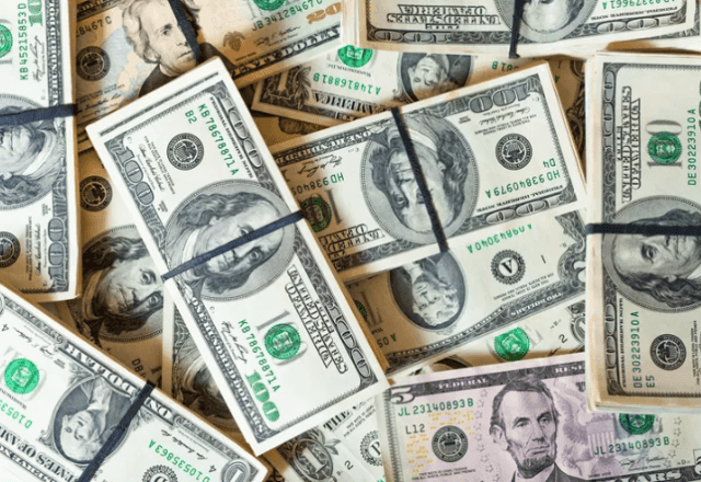 Imagem da noticia Dólar recua 11% em 2025 e encerra o ano cotado a R$ 5,48