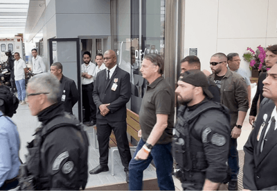 Bolsonaro deixa hospital após passar por procedimento na pele