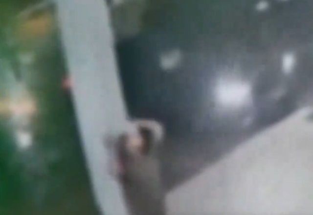 Imagem da noticia Câmera registra grupo de jovens passando mal fora de carro de luxo