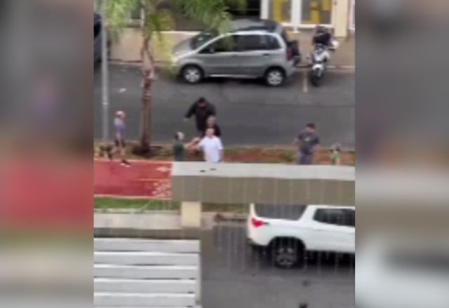 Imagem da noticia Homem cospe em mulher e motoboy derruba agressor 