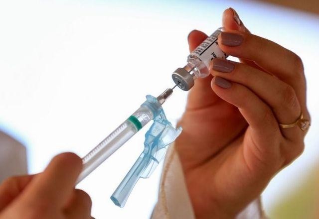 Imagem da noticia Vacina anticovid para menores de 5 anos é eficaz com 3 doses, diz Pfizer