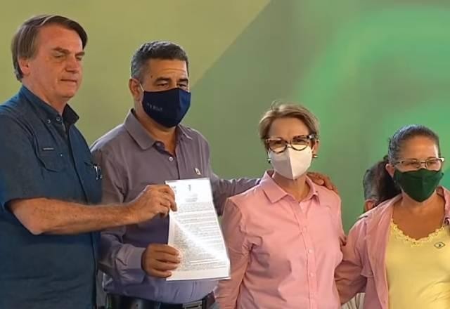 Bolsonaro entrega títulos de propriedade rural em MS