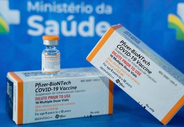Brasil recebe novo lote de vacinas pediátricas da Pfizer nesta 2ª