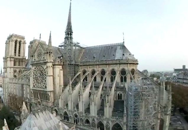 Imagem da noticia Macron promete reconstruir Catedral de Notre-Dame em até cinco anos