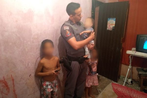 Mãe é detida após deixar os três filhos pequenos sozinhos em casa