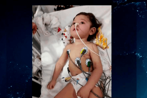 Imagem da noticia Mãe luta para conseguir cadeira de rodas para bebê com paralisia cerebral 