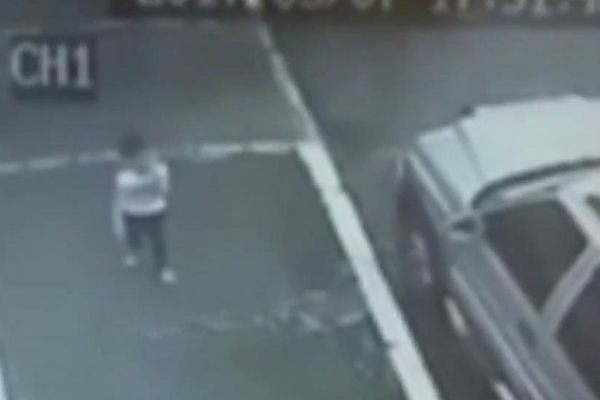Imagem da noticia Mãe processa escola que deixou criança de 3 anos fugir