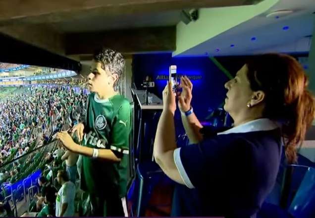 Imagem da noticia Mãe "torcedora do ano" inspira ao narrar jogos para filho cego