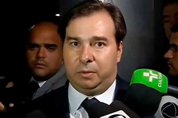 Imagem da noticia Maia diz que Bolsonaro está "brincando de presidir o Brasil"