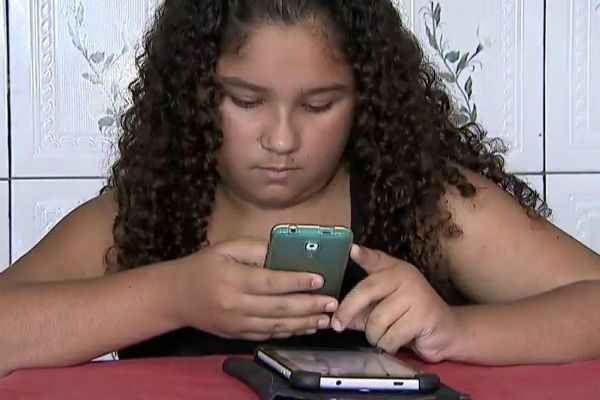Maioria das crianças entre 10 e 12 anos tem celular; especialistas alertam para riscos 