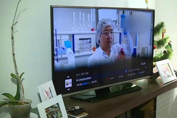 Mais da metade dos domicílios brasileiros tem TV de tela fina, diz IBGE