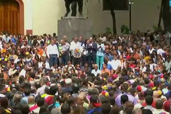 Mais de 350 pessoas são presas em protestos contra Maduro na Venezuela 