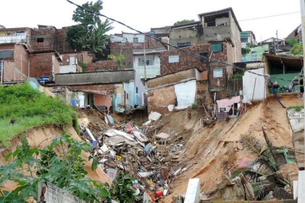 Mais de 8 milhões de brasileiros vivem em áreas de risco, segundo IBGE