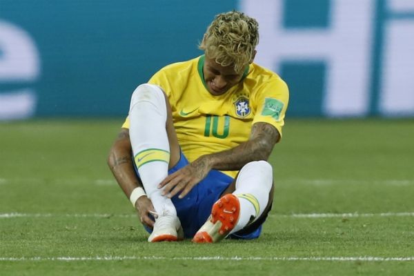 Mancando e com dores no joelho, Neymar deixa o treino da Seleção