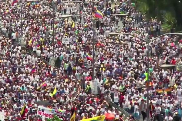 Imagem da noticia Manifestações contra governo de Nicolás Maduro deixam dois mortos na Venezuela