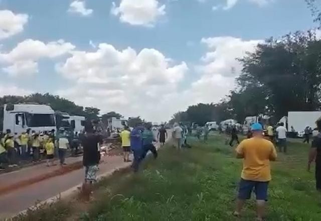 Imagem da noticia PRF e manifestantes entram em confronto durante ação para desbloquear via