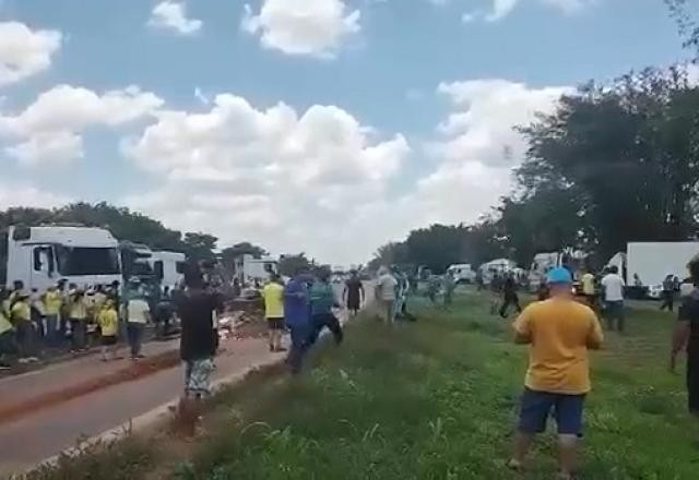 PRF e manifestantes entram em confronto durante ação para desbloquear via