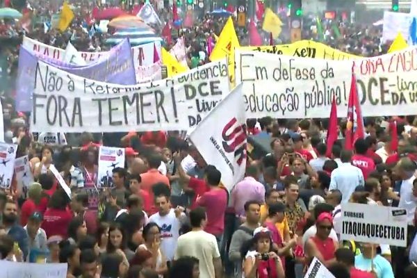 Manifestantes fecham Av. Paulista em dia de protestos contra reforma da Previdência