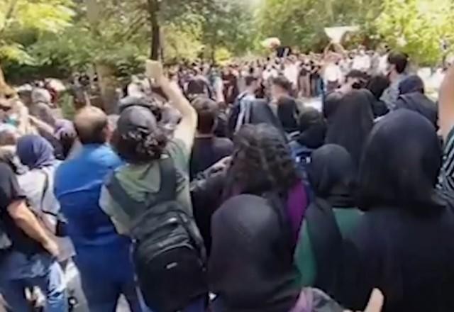 Número de mortos em onda de protestos no Irã já passa de 50