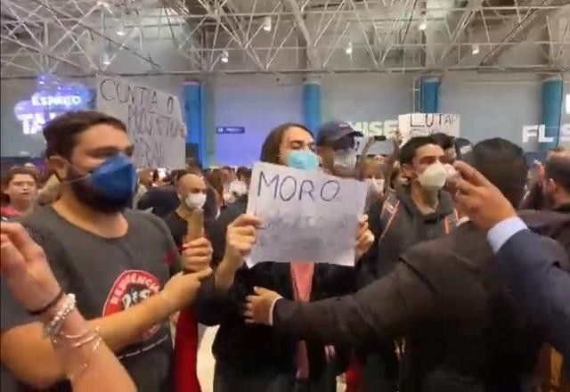 Grupo de manifestantes invade prédio e xinga Sergio Moro no RS