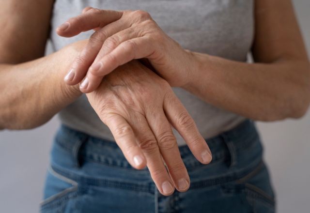 Imagem da noticia Artrite reumatoide com dor, mas sem apresentar inflamação? Saiba motivo