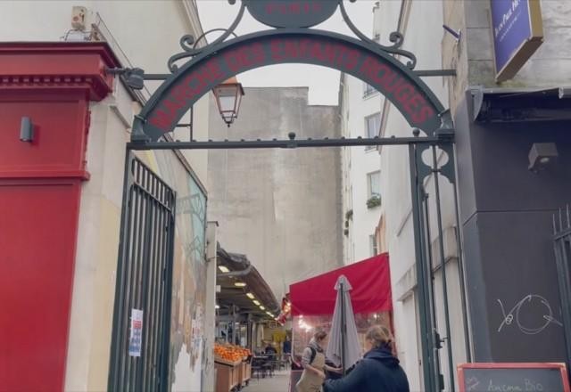 Como comer bem e barato no mercado mais antigo de Paris