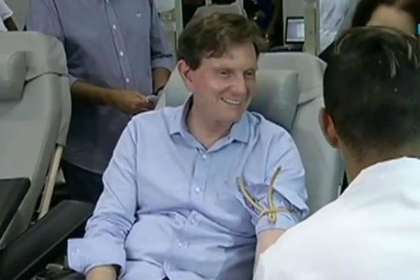 Marcelo Crivella faz doação de sangue no primeiro dia de governo