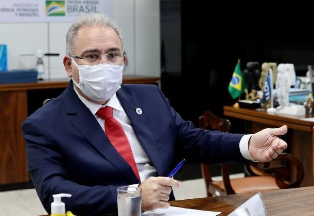 Queiroga sobre máscaras: deixarão de ser obrigatórias com "condições"