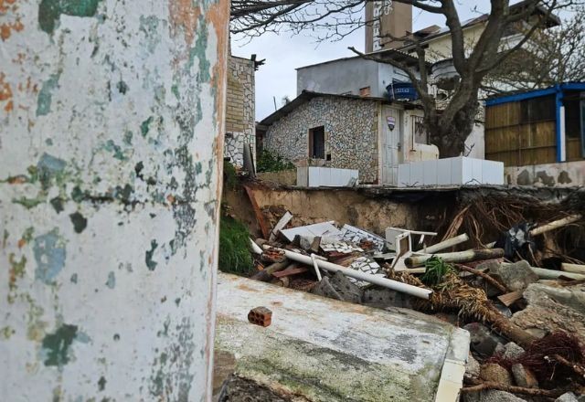 Imagem da noticia Maré alta causa estragos na Praia dos Ingleses, em Florianópolis