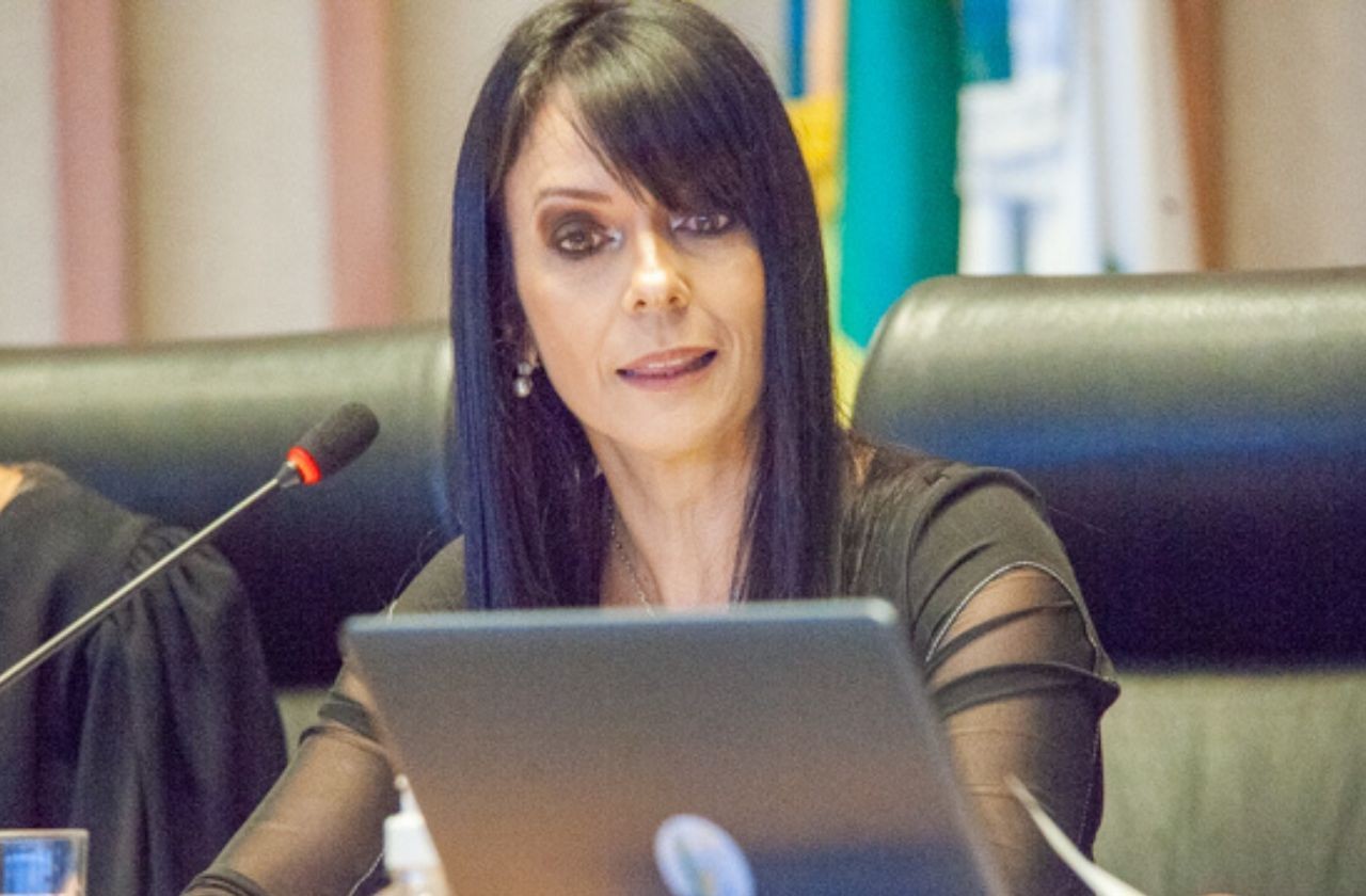 Imagem da noticia Moraes decreta prisão domiciliar de condenada por tentativa de golpe em 2022