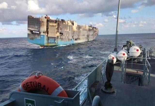 Imagem da noticia Navio cargueiro afunda no Atlântico com milhares de carros de luxo