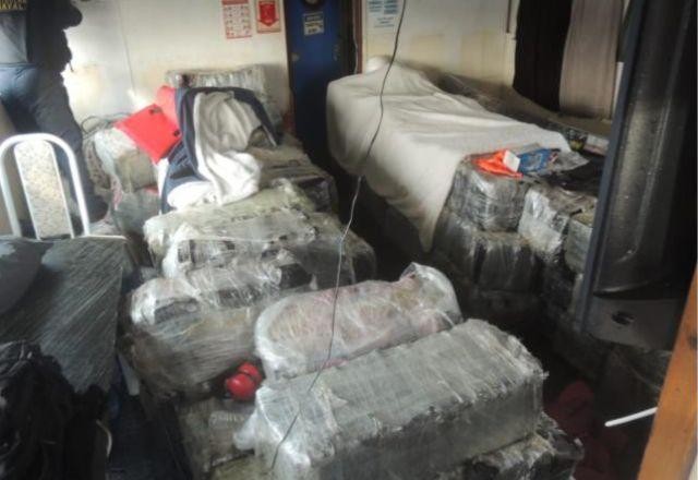 Imagem da noticia Marinha e PF apreendem  toneladas de cocaína em Pernambuco