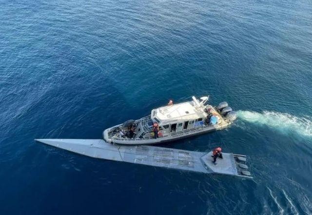 Marinha da Colômbia encontra submarino com cadáveres e 2 mil kg de cocaína