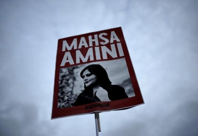 Imagem da noticia Pai de jovem que foi morta por usar hijab incorretamente é preso no Irã