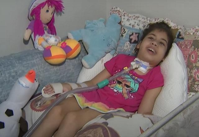 Família de menina com doença rara perde casa e pede ajuda
