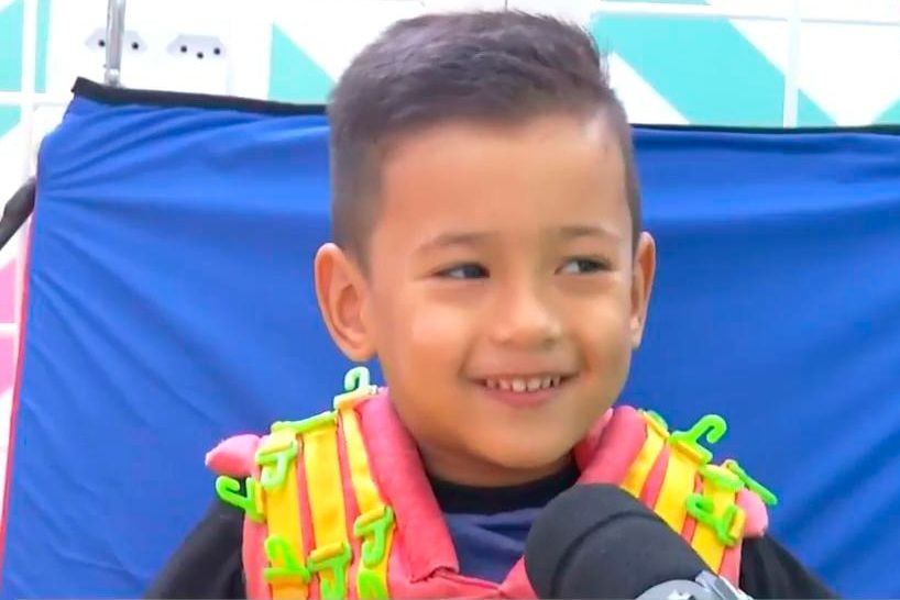 Imagem da noticia Menino com paralisia cerebral anda sozinho pela primeira vez e emociona