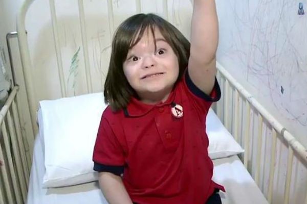 Menino de nove anos que sempre viveu em hospital consegue ir para casa