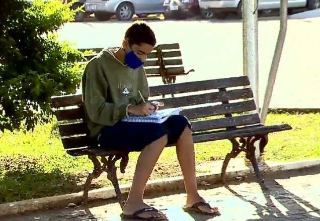 Imagem da noticia Menino de 13 anos usa wifi de açougue para poder estudar durante pandemia