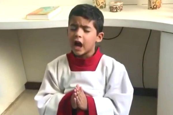 Imagem da noticia Menino de 6 anos brinca de ser padre e faz sucesso em rede social
