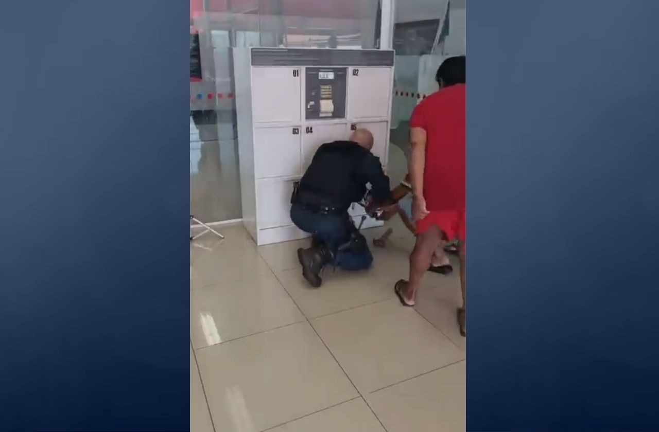 Imagem da noticia Criança de 3 anos é salva após ficar presa em armário de agência bancária